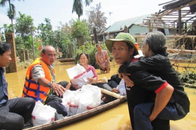 Bão lũ miền Trung: Nước mắt hòa nước mưa